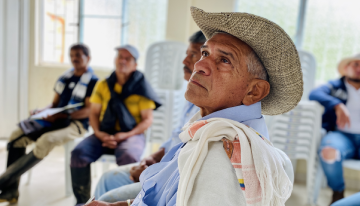 Persona anciana hombre plano medio con sombrero y poncho